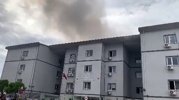 Büyükçekmece Adliyesi’nde Yangın Paniği, Bina Tahliye Edildi