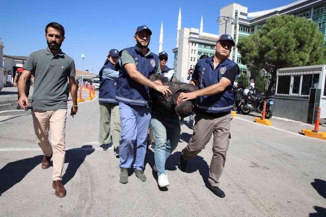 Vahşi Cinayetin Zanlıları Adliyeye Çıkarıldı