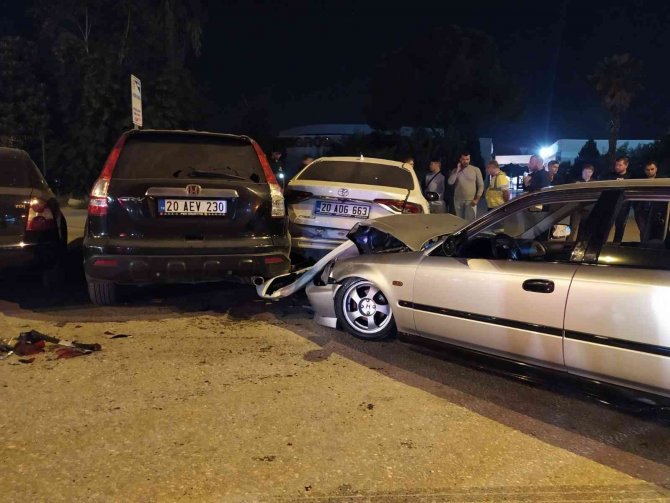 Virajı Alamayan Otomobil Park Halindeki Araçların Arasına Daldı