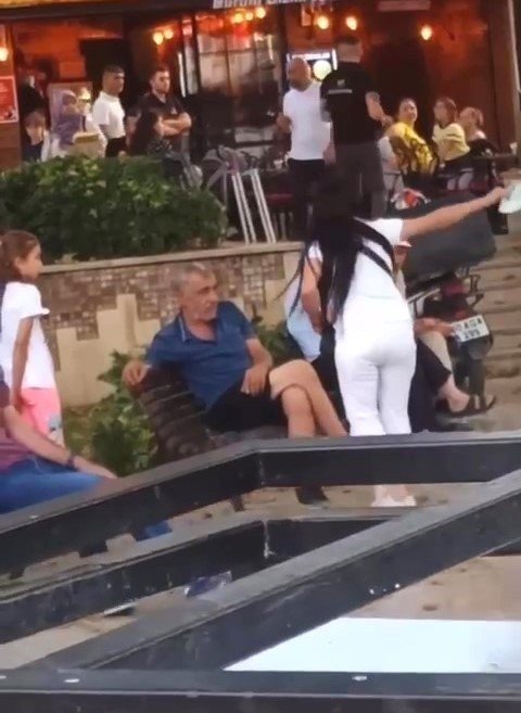 Öfkeli Kadın, Bir Erkeği Herkesin İçinde Defalarca Tokatladı