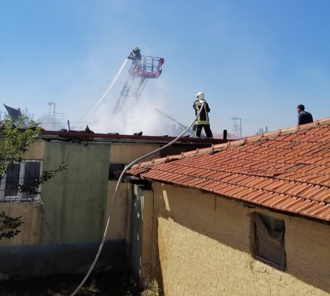 Alevlerin Sardığı Evden Geriye Döküntüler Kaldı