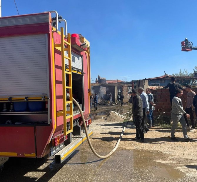 Alevlerin Sardığı Evden Geriye Döküntüler Kaldı