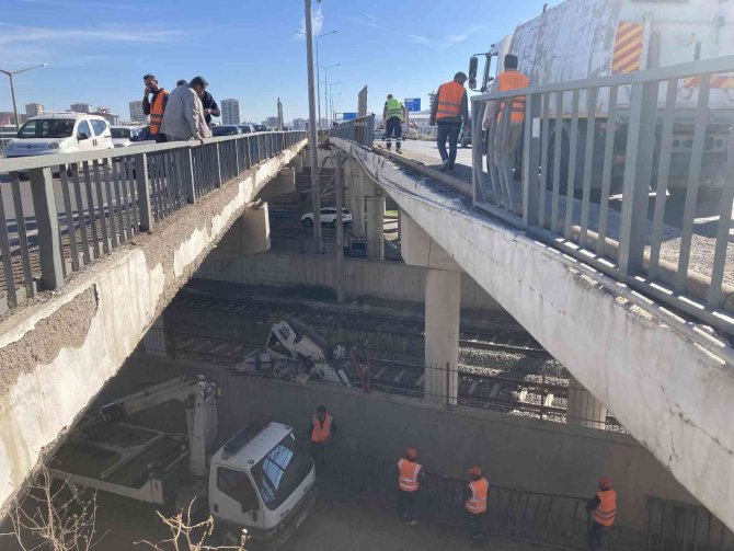 Otomobil Köprüden Demiryoluna Uçtu: 3 Yaralı