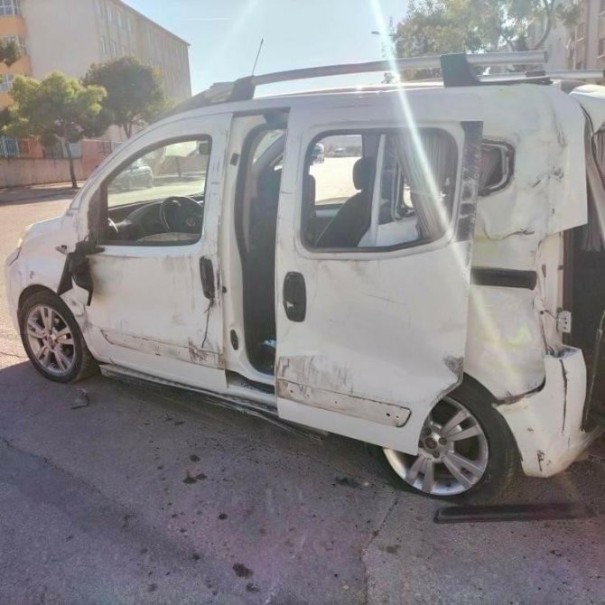 Ehliyetsiz Sürücü Kullandığı Araçla Kaza Yaparak Yaralandı