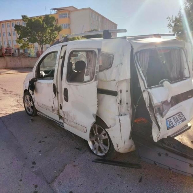 Ehliyetsiz Sürücü Kullandığı Araçla Kaza Yaparak Yaralandı