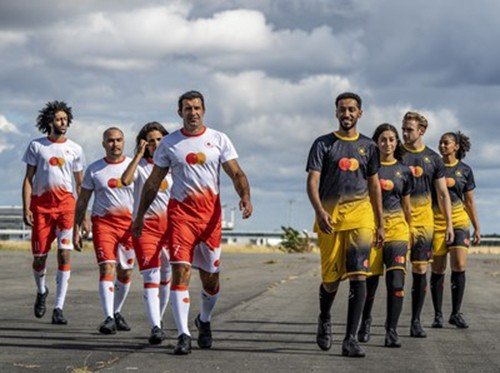 Efsane Futbolcu Figo, Yer Çekimsiz Ortamda Futbol Oynadı