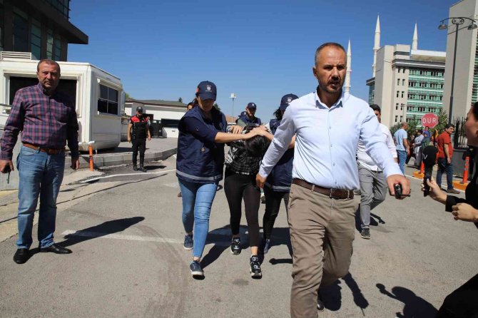 Vahşi Cinayetin Zanlıları Adliyeye Çıkarıldı