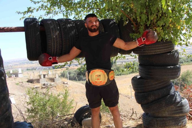 Kick Boks Dünya Şampiyonu 10 Kilometrelik Yolu Yürüyerek Gitti