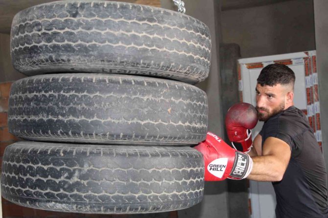 Kick Boks Dünya Şampiyonu 10 Kilometrelik Yolu Yürüyerek Gitti