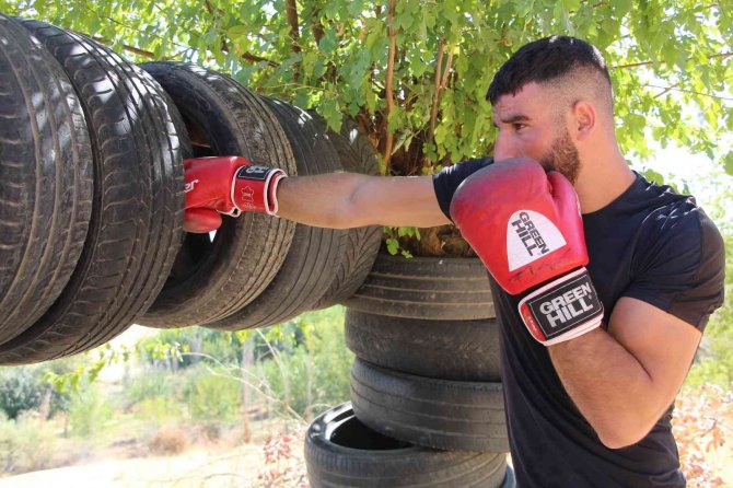 Kick Boks Dünya Şampiyonu 10 Kilometrelik Yolu Yürüyerek Gitti