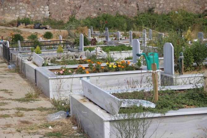17 Ağustos Mezarlığı’nda Büyük Saygısızlık