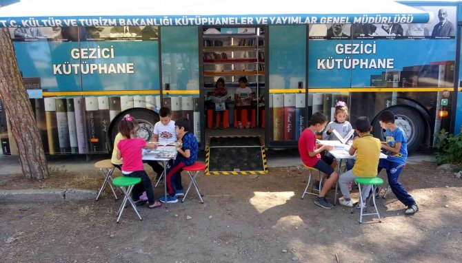 Gezici Kütüphane Köy Okulunda Öğrencilerle Buluştu
