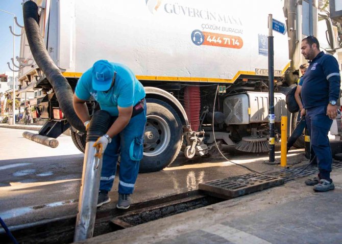 Kuşadası Belediyesi’nden Su Taşkınlarına Karşı Mazgal Temizliği
