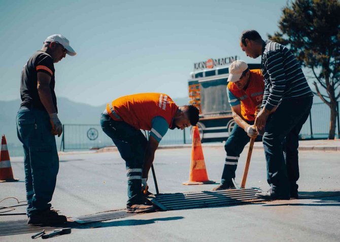 Kuşadası Belediyesi’nden Su Taşkınlarına Karşı Mazgal Temizliği