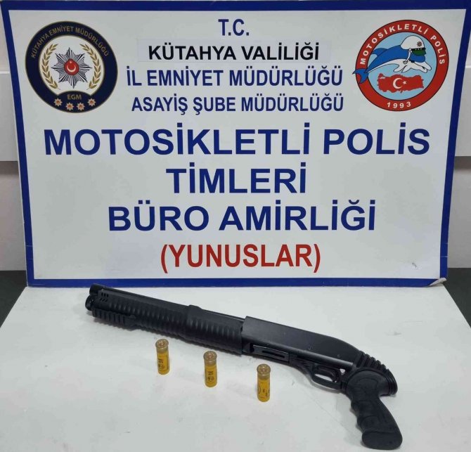 Kütahya’da İki Şahsın Üzerinde Ruhsatsız Tabanca Ve Pompalı Tüfek Ele Geçirildi