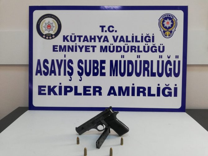 Kütahya’da İki Şahsın Üzerinde Ruhsatsız Tabanca Ve Pompalı Tüfek Ele Geçirildi