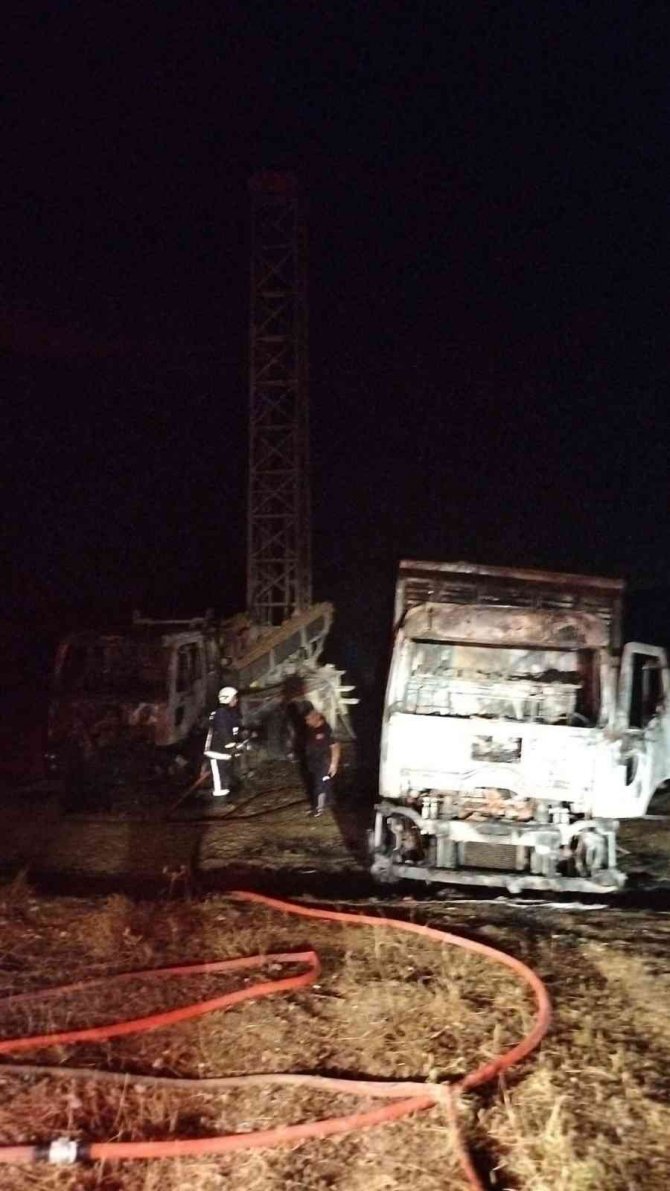 Antalya’da Sondaj Makinesi, Jeneratör Ve Kamyon Alev Topuna Döndü