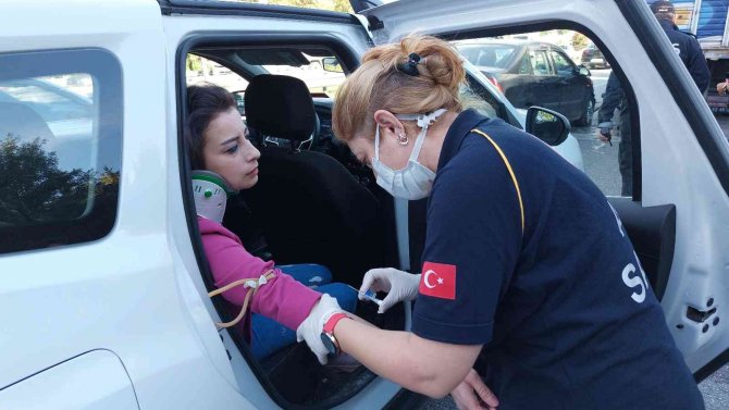 Sağlık Çalışanlarının Bulunduğu Otomobil Kamyonla Çarpıştı: 2’si Hemşire 3 Yaralı