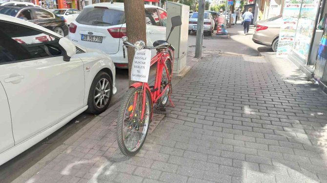 İ̇lginç Sıfatlar Yazılı Satılık Bisikletler Alıcısını Bekliyor