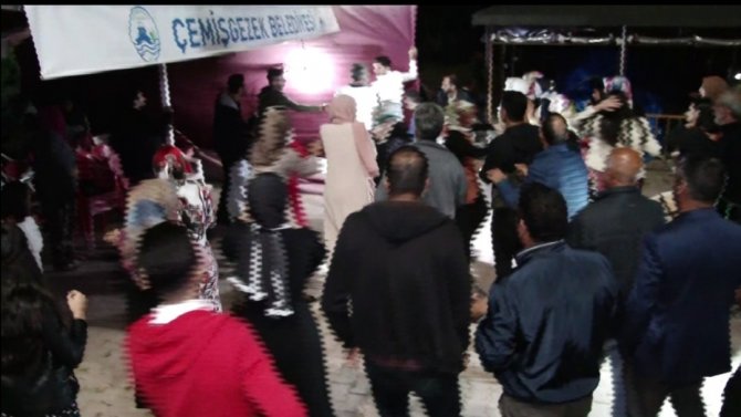 Halay Çekenleri Kurtarayım Derken Tente Üzerine Düştü