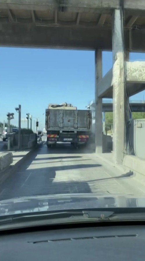 Tuzla’da Yan Yan İlerleyen Kamyon Gişelere Çarptı
