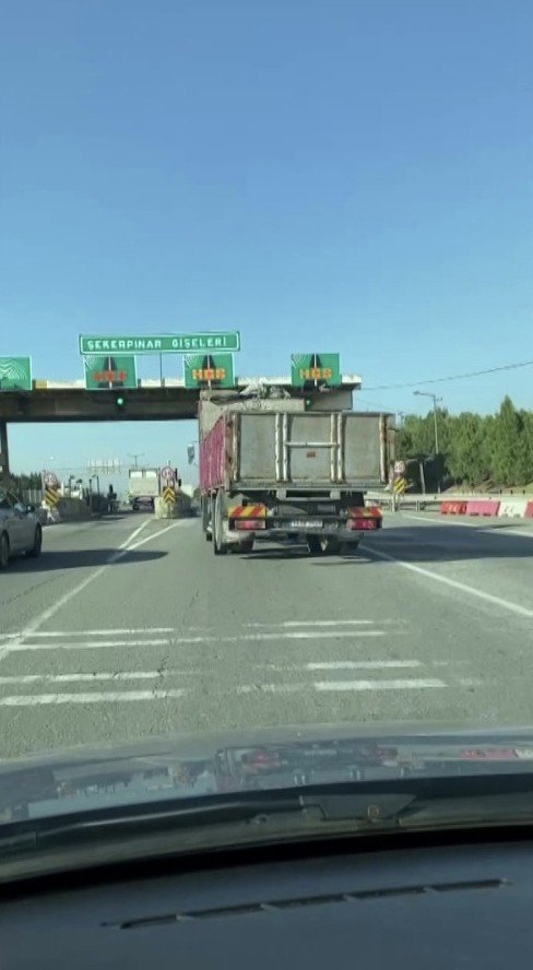 Tuzla’da Yan Yan İlerleyen Kamyon Gişelere Çarptı