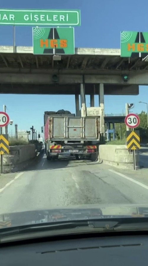 Tuzla’da Yan Yan İlerleyen Kamyon Gişelere Çarptı