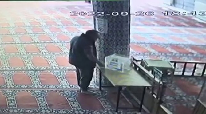 Ümraniye’de Camiden Para Hırsızlığı Kamerada