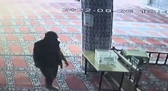Ümraniye’de Camiden Para Hırsızlığı Kamerada