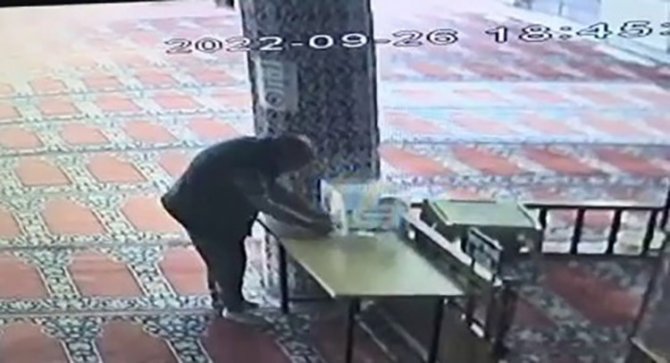 Ümraniye’de Camiden Para Hırsızlığı Kamerada