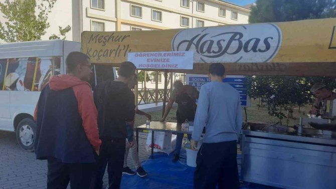 Üniversiteli Öğrenci Ve Velilerine Lokma İkramı