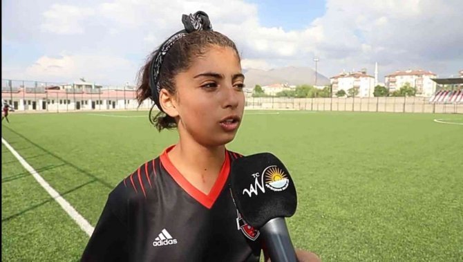 Van Büyükşehir Belediyesi Milli Takımlar Bölge Karmasına 3 Futbolcu Kazandırdı