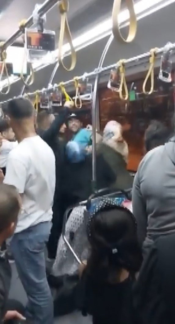 Sultanbeyli’de Yolcuların Koltuk Kavgası Kamerada