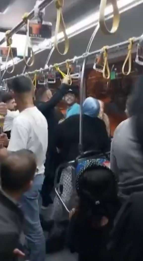 Sultanbeyli’de Yolcuların Koltuk Kavgası Kamerada