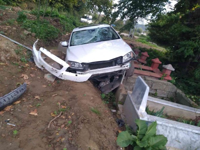 Şoförü Neye Uğradığını Şaşırdı, Yoldan Çıkan Otomobil Mezarlığa Saplandı
