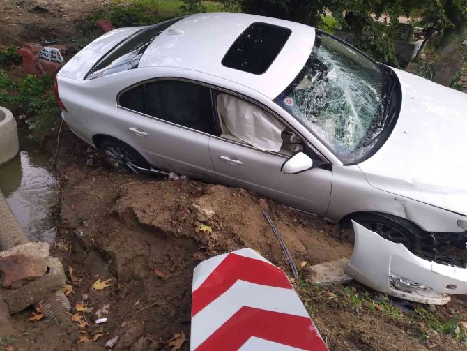 Şoförü Neye Uğradığını Şaşırdı, Yoldan Çıkan Otomobil Mezarlığa Saplandı