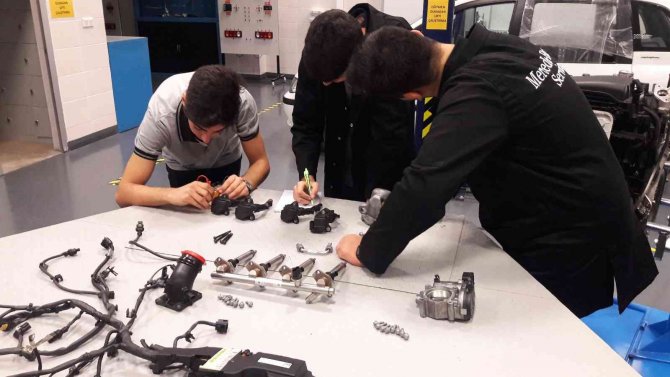 Mercedes-benz Laboratuvarlarında 2 Bin 416 Öğrenci Eğitim Aldı