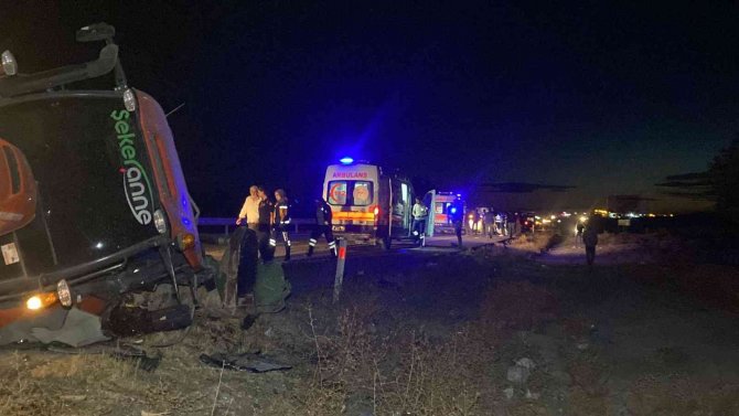 Otomobil Traktöre Arkadan Çarptı: 2’si Ağır 3 Yaralı