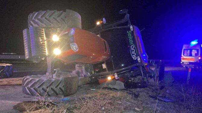 Otomobil Traktöre Arkadan Çarptı: 2’si Ağır 3 Yaralı