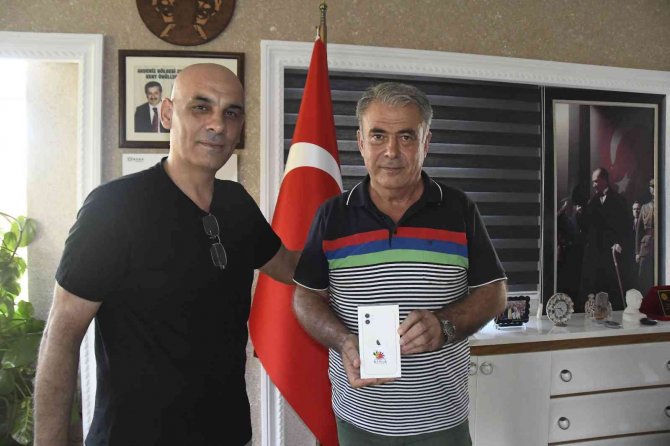 Başkan Topaloğlu’ndan Başarılı Öğrencilere Bilgisayar Ve Telefon Hediyesi