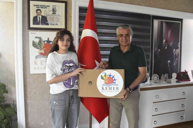 Başkan Topaloğlu’ndan Başarılı Öğrencilere Bilgisayar Ve Telefon Hediyesi