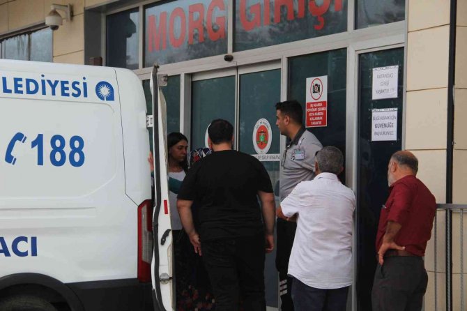 Darp Edildikten Sonra Taksinin Altında Kalan Gencin Cenazesi Adli Tıptan Alındı