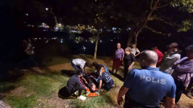 Irmakta Boğulmak Üzere Olan Kişiyi Vatandaşlar Kurtardı