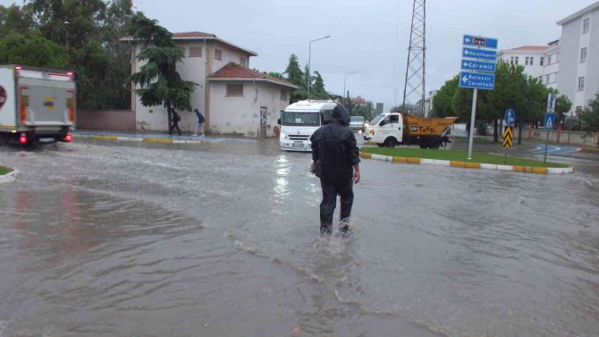 Burhaniye’ De Yağmur Yolları Göle Çevirdi