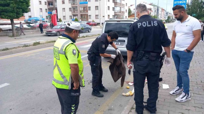Geri Geri Gelen Hafif Ticari Aracın Çarptığı Yaşlı Adam Ağır Yaralandı