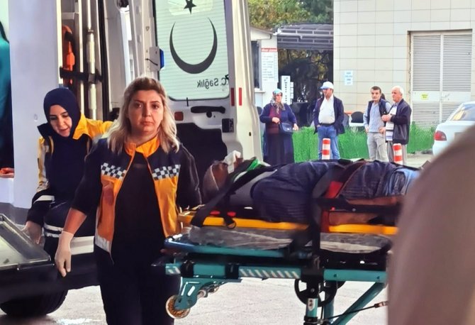Tır Bariyerlere Çarptı: 1 Yaralı
