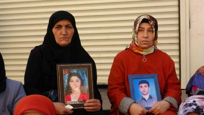 Terör Örgütü Pkk Mağduru Ailelerin Evlat Nöbeti Bin 122’inci Gününde