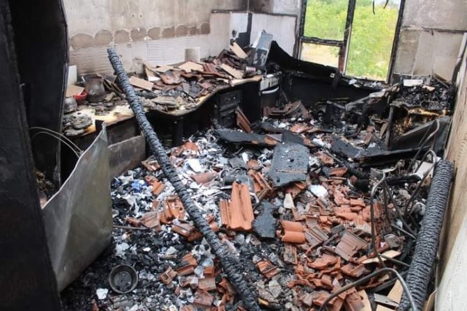 Sabaha Karşı Çıkan Yangında İki Ev Kullanılamaz Hale Geldi