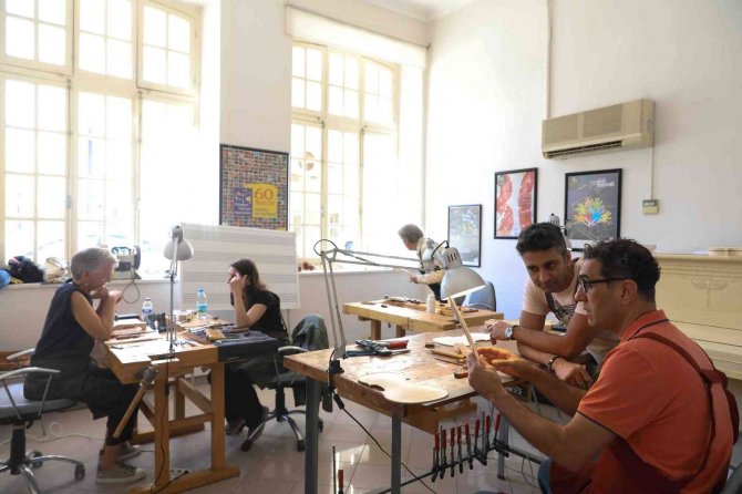 Deü, Çalgı Yapım Ustalarını İ̇zmir’de Buluşturdu