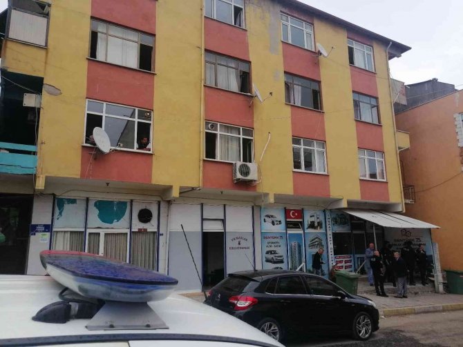 Kötü Kokunun Altından Ölüm Çıktı